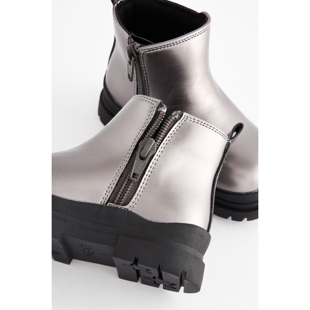 Bottines chelsea à semelle épaisse gris étain métallisé, NEXT