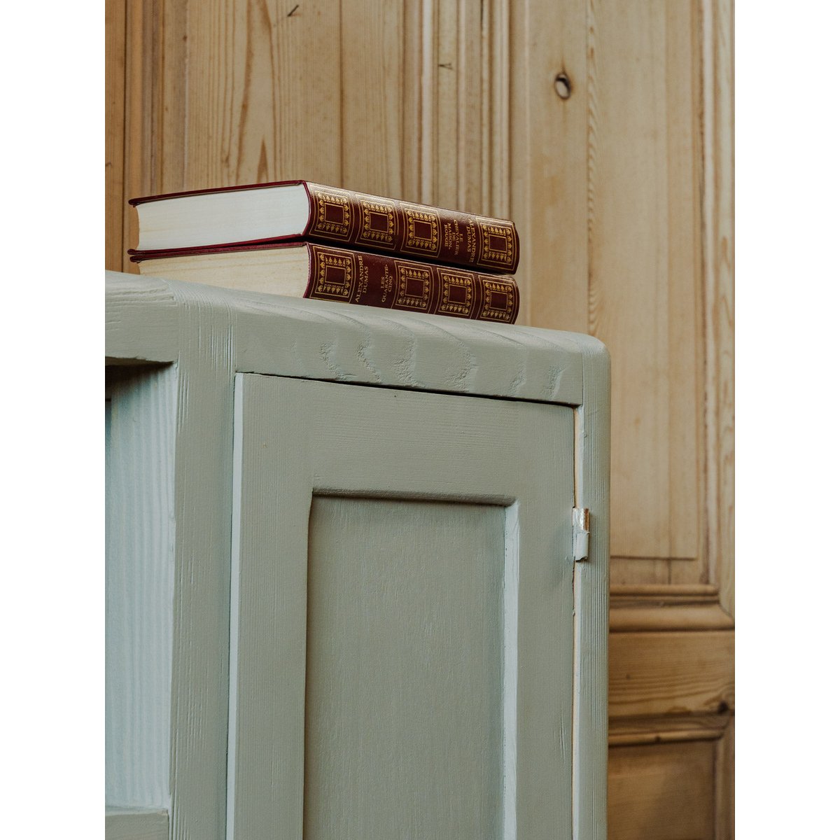 Armoire asymétrique en bois vert Blandine N°471 - Bon état kaki, DEBONGOUT