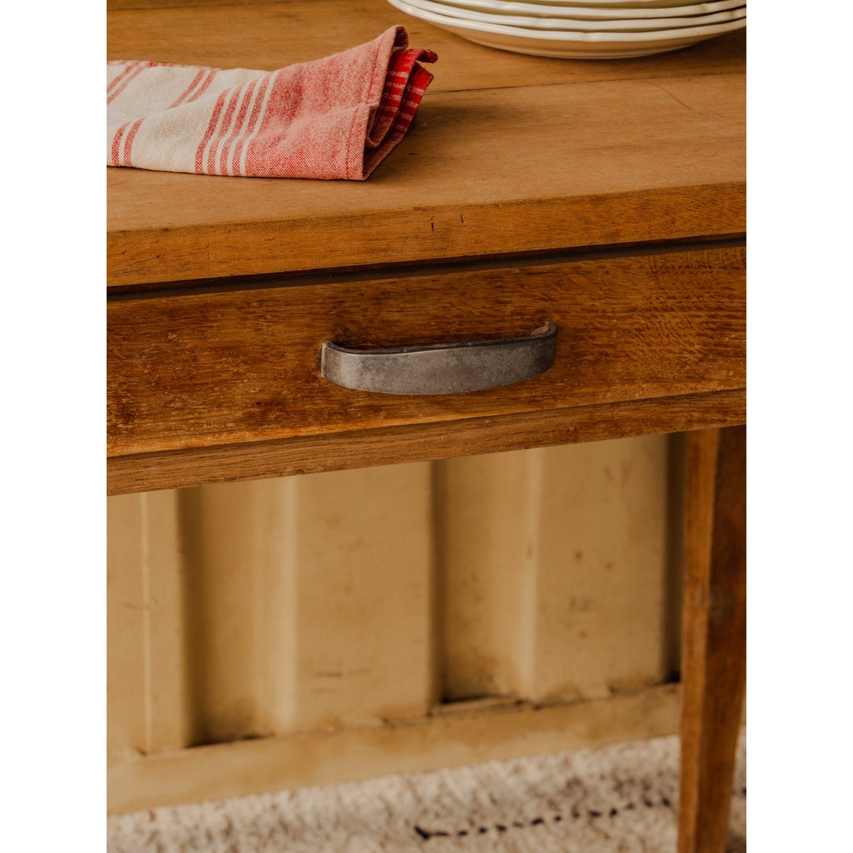Table à manger en bois Romy N°1550 - Bon état bois foncé, DEBONGOUT