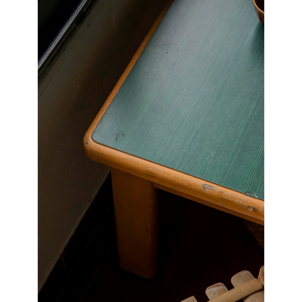 Table basse au plateau vert forêt Donna N°1606 - Bon état vert, DEBONGOUT