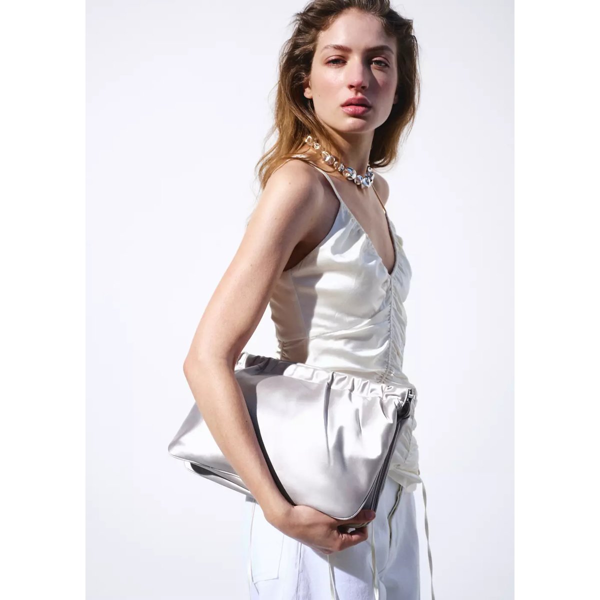 Sac porté main satiné gris clair/pastel, MANGO