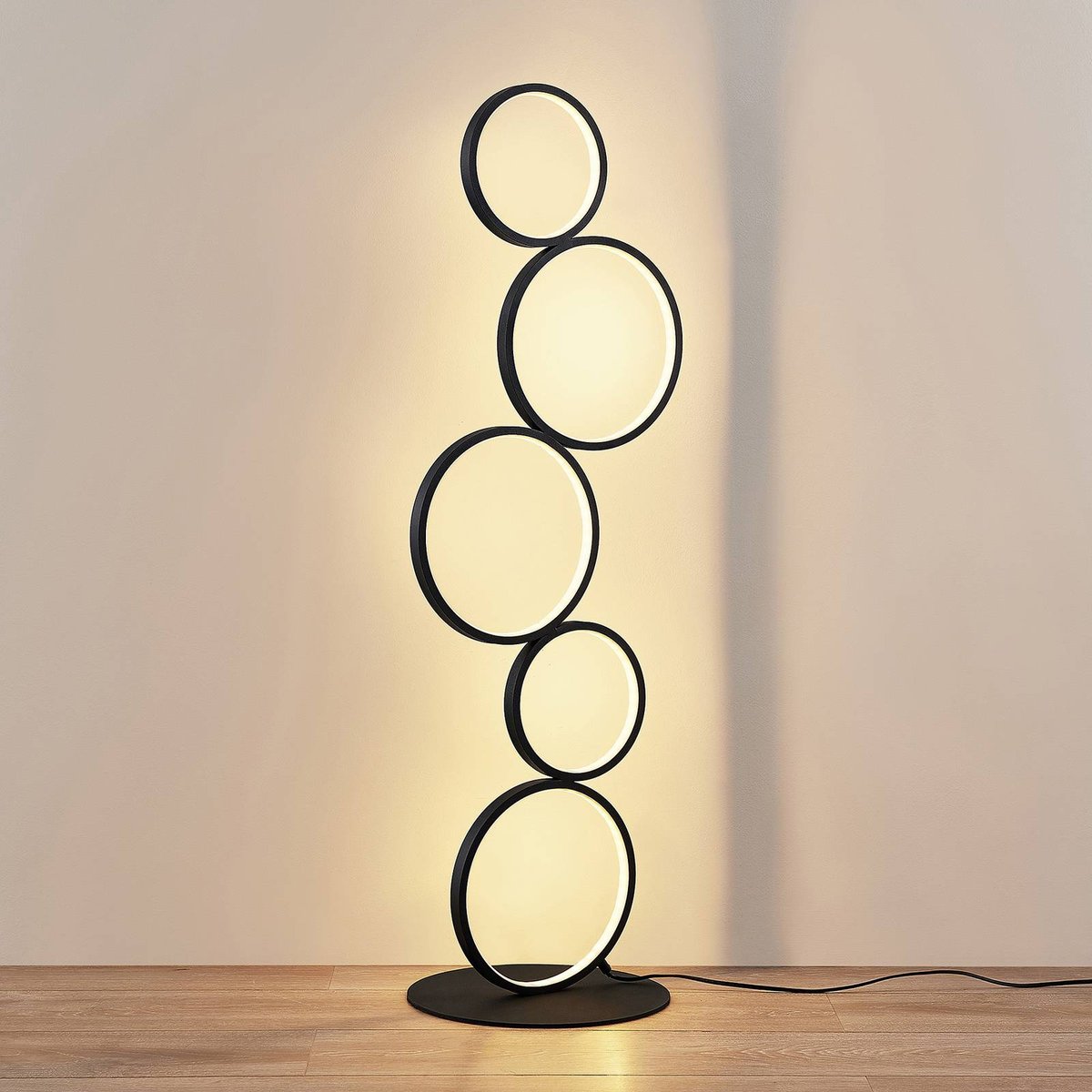 Lampadaire en métal moderneLED, Jacek noir, LINDBY