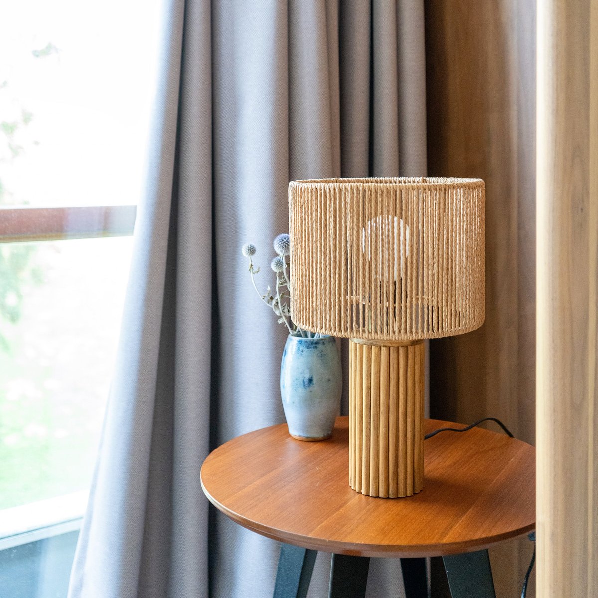 Lampe en papier de corde et socle en rondin de - MIRA beige, MAISON PAVANE