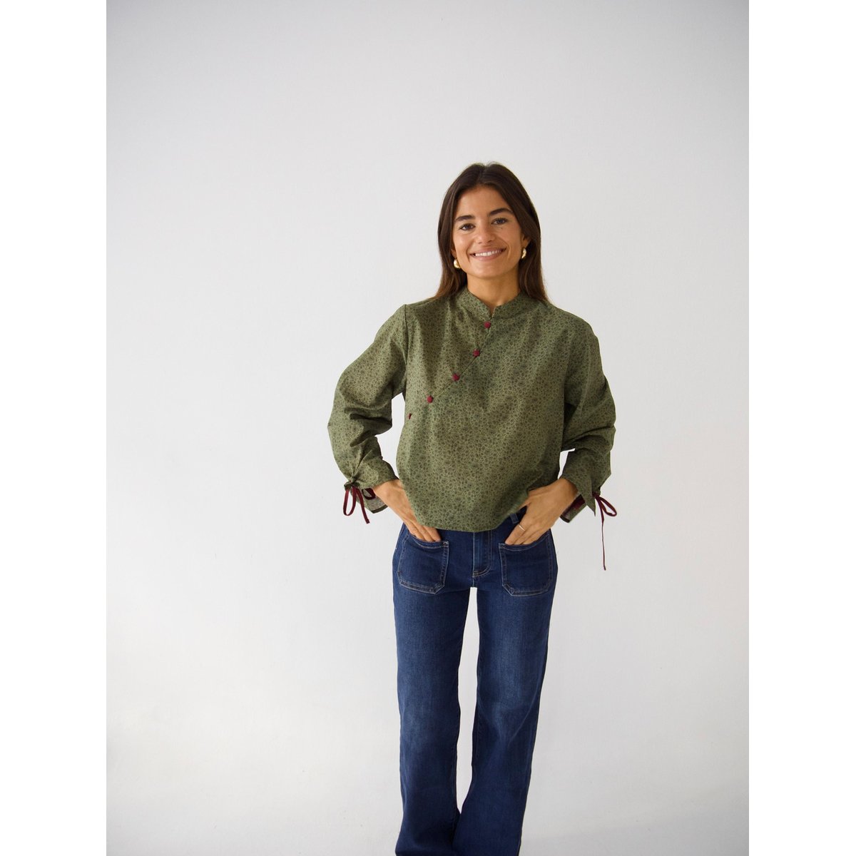 Blouse fleurie col montant ABRIL kaki / bordeaux, MINDTRAVELER
