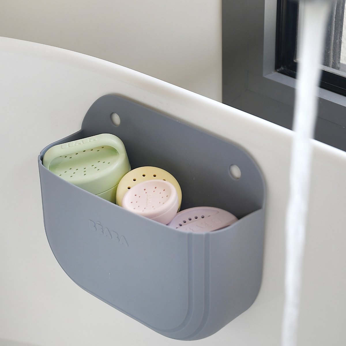 Coffret panier Galet + jouets de bain silicone gris, rose, vert, BEABA