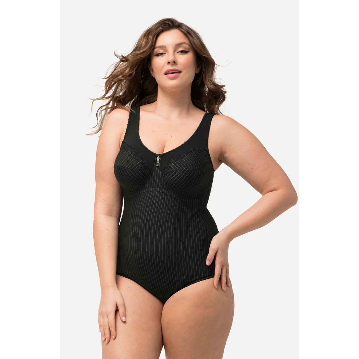 Body sculptant à fines rayures. Se porte noir, ULLA POPKEN