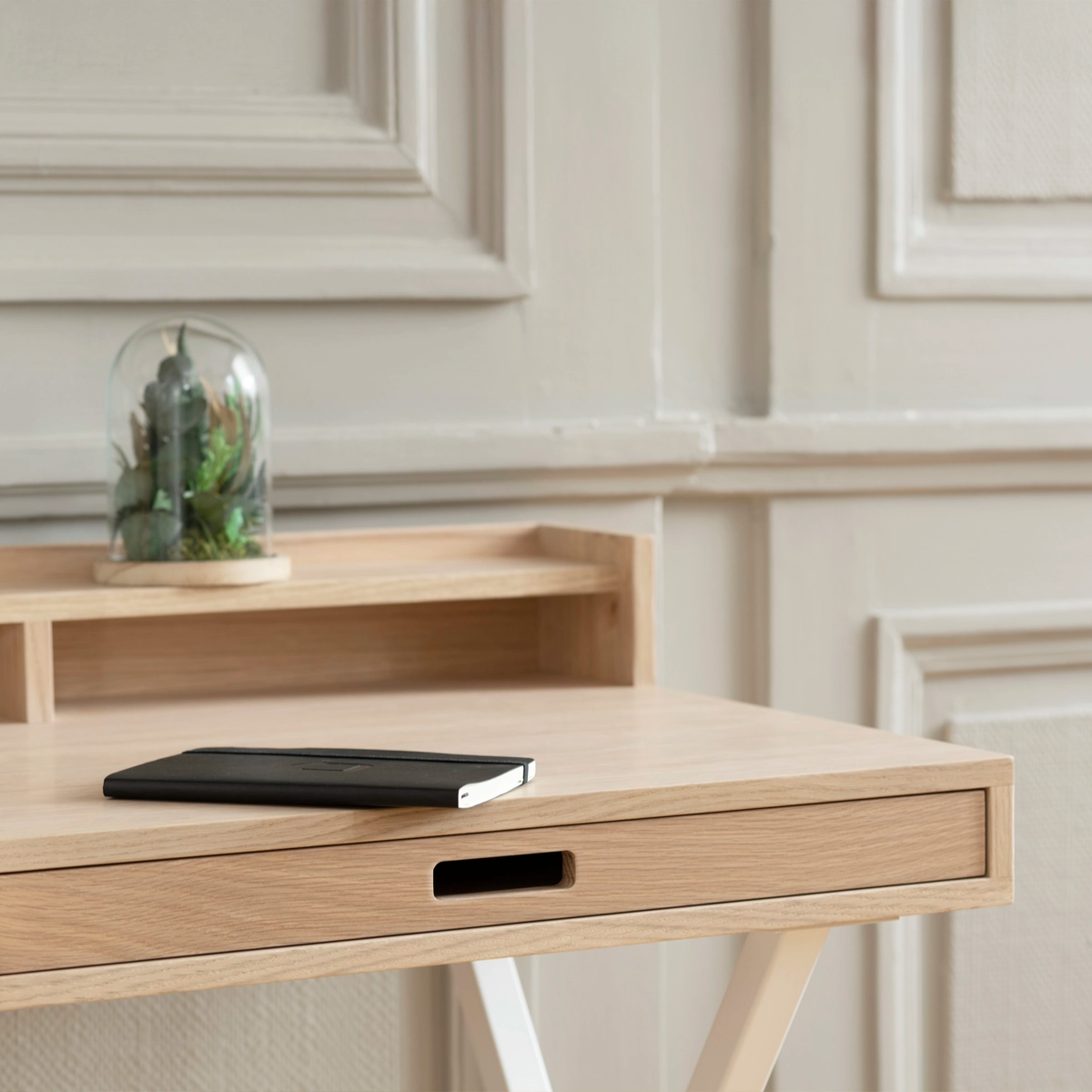 Bureau en chêne et métal coloré, HYPPOLITE blanc, HARTO