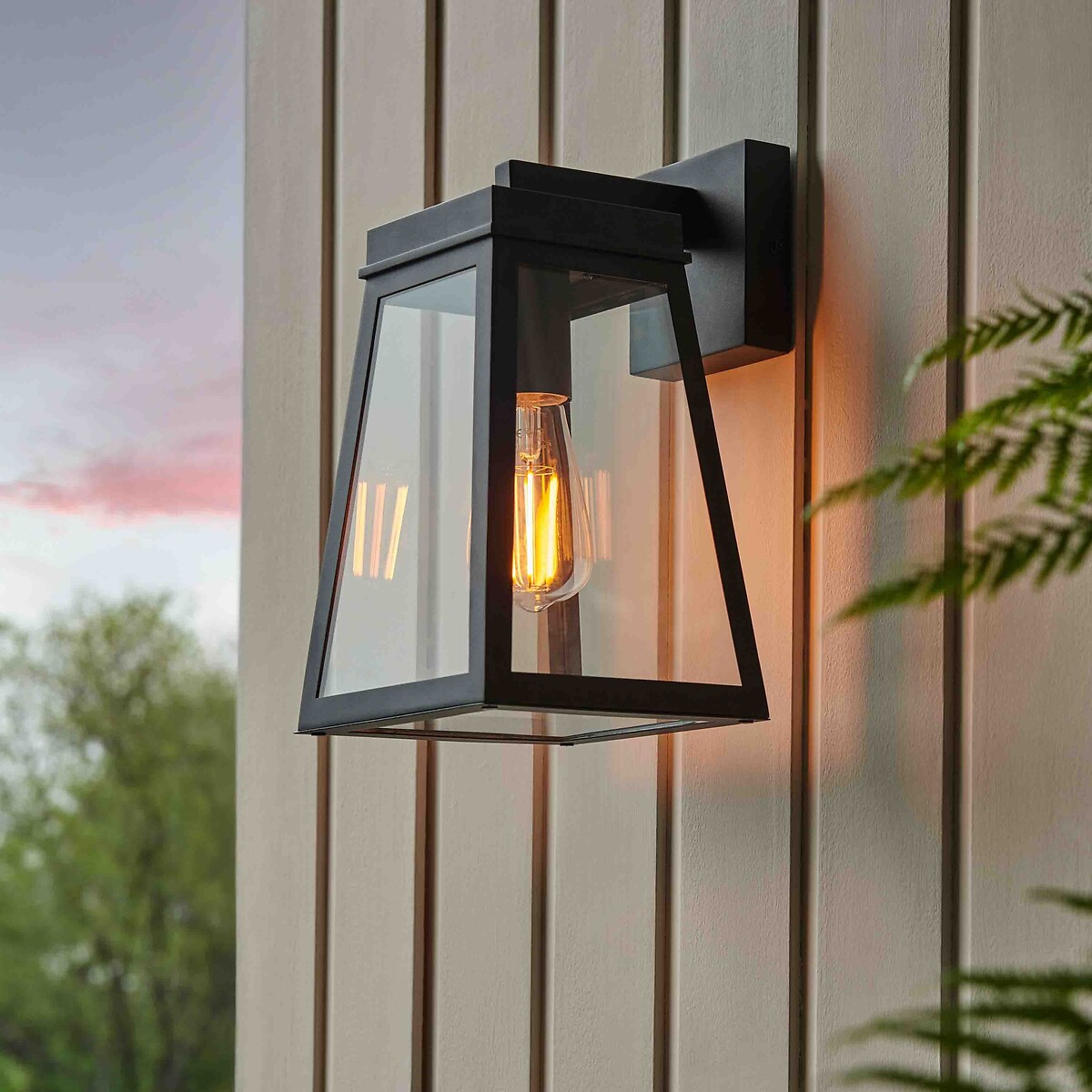 Lemington Outdoor Lantern-Style Wall Light in Black black, ÉDITÉ