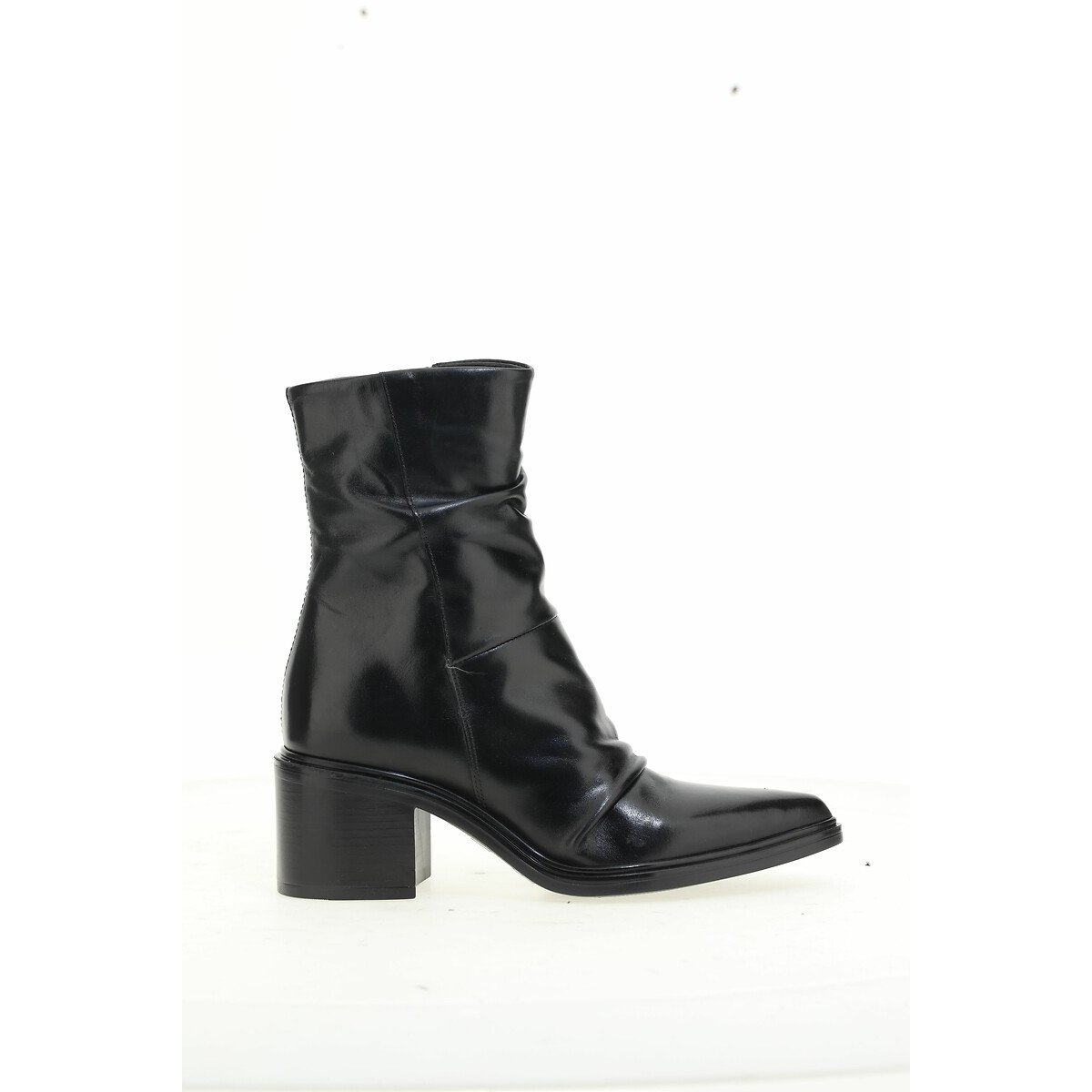 Ruched Leather Ankle Boots with Pointed Toe black, MJUS