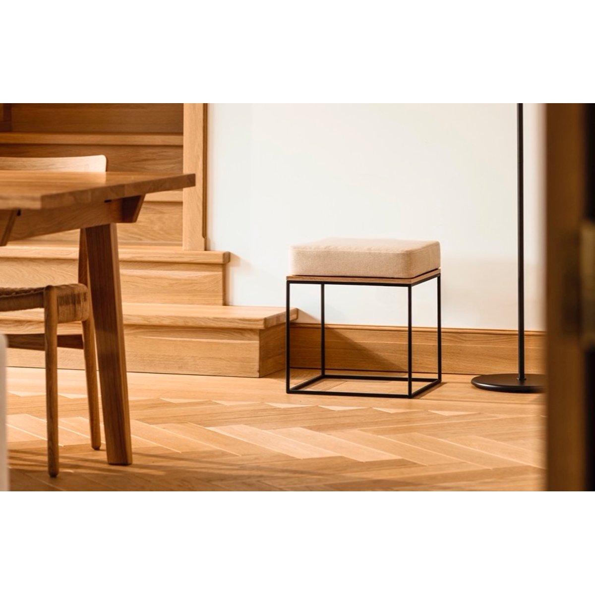 Tabouret avec coussin FEO beige crémeux / plateau chêne, NOO.MA