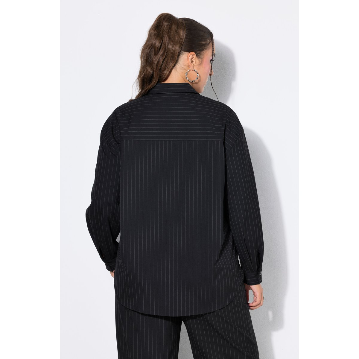 Chemisier, coupe oversize, fines rayures noir, STUDIO UNTOLD