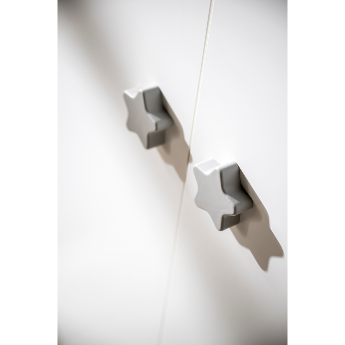 Chambre bébé complète Basic, Lit 120x60 tout barreaux, Commode à langer 3 tiroirs et Armoire 2 portes - boutons boule blanc/gris, BABY PRICE
