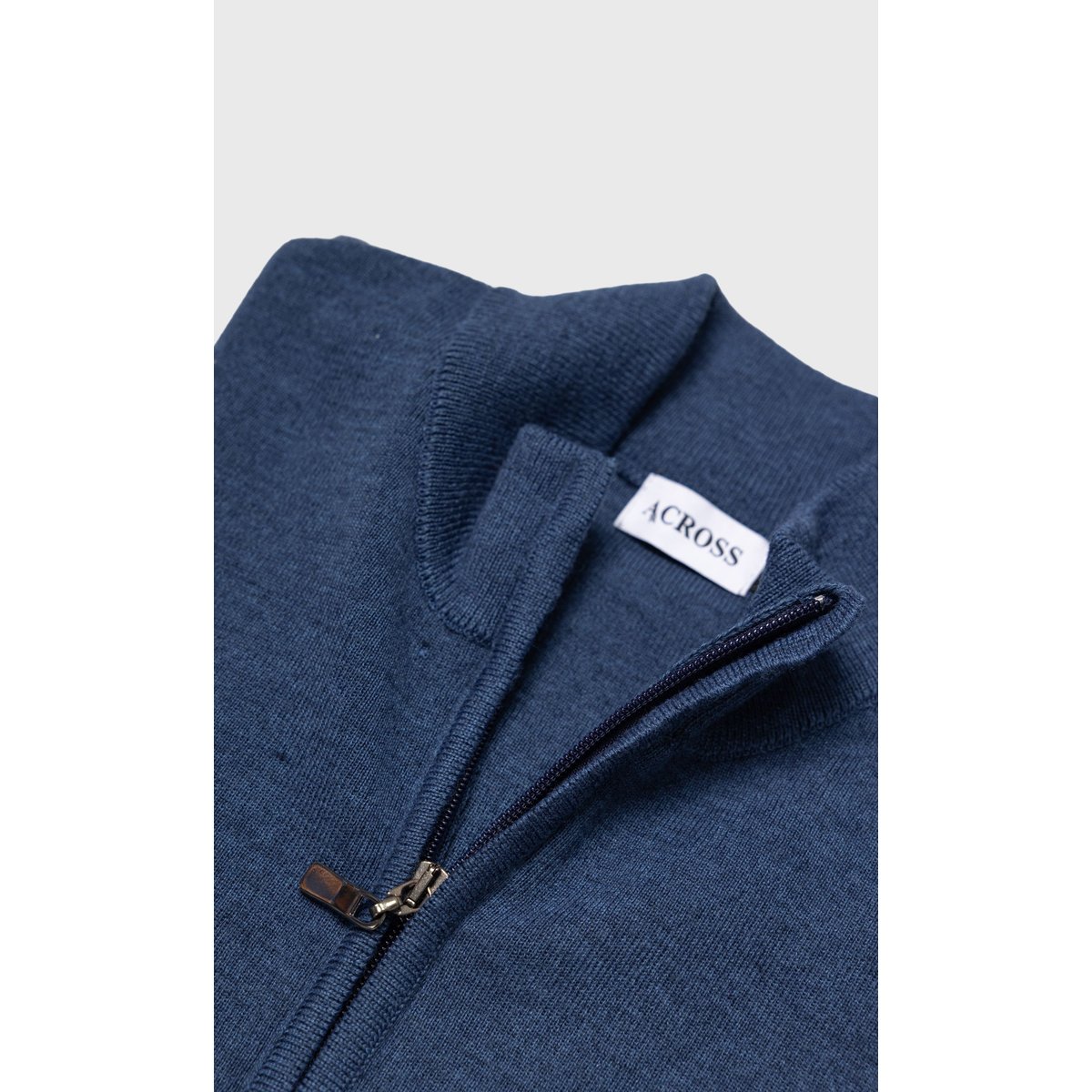 Pull col montant zippé en laine mérinos 2 fils framboise bleu, ACROSS