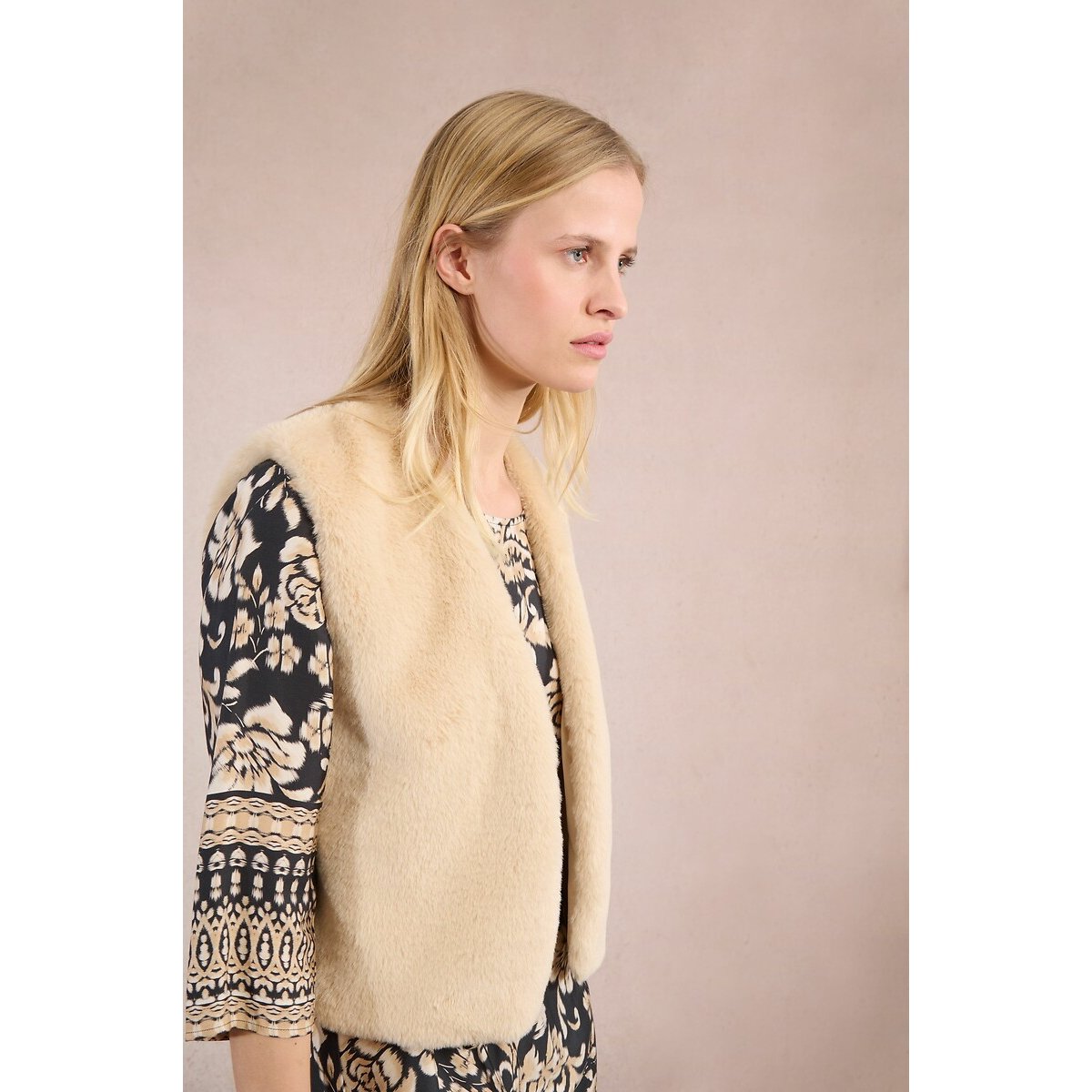 Sleeveless Cardigan in Fluffy Fabric beige, MOLLY BRACKEN