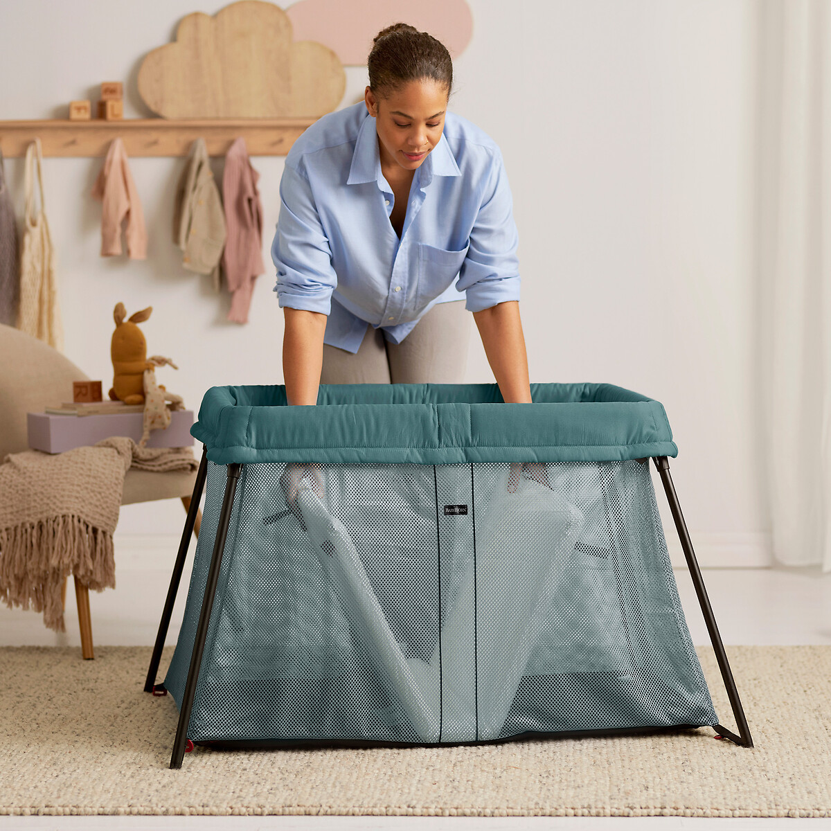 Lit parapluie light avec drap housse vert foncé/vert clair, BABYBJORN
