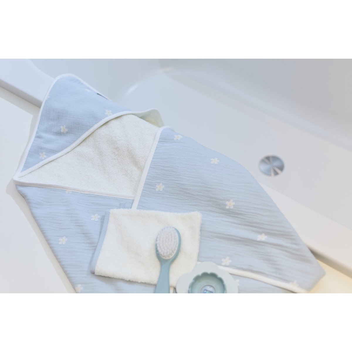 Cape de bain + gant 80 x 80 cm fleur bleu, CHILDHOME