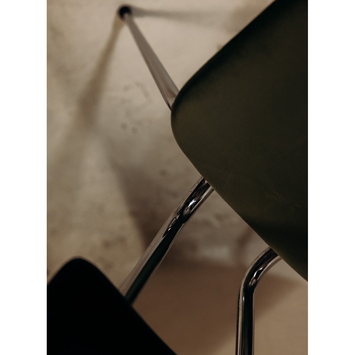 Chaise aux lignes épurées Alma N°1966 - Bon état noir, DEBONGOUT