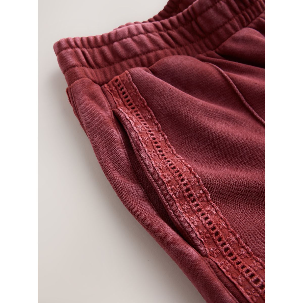 Pantalon de jogging large délavé à dentelle rouge, NEXT