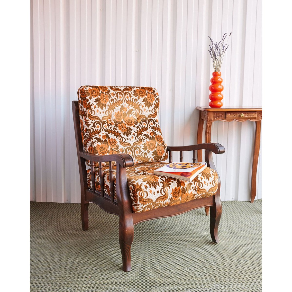 Fauteuil vintage en bois à motifs floraux Ernest N°1491 - Bon état bois foncé, DEBONGOUT