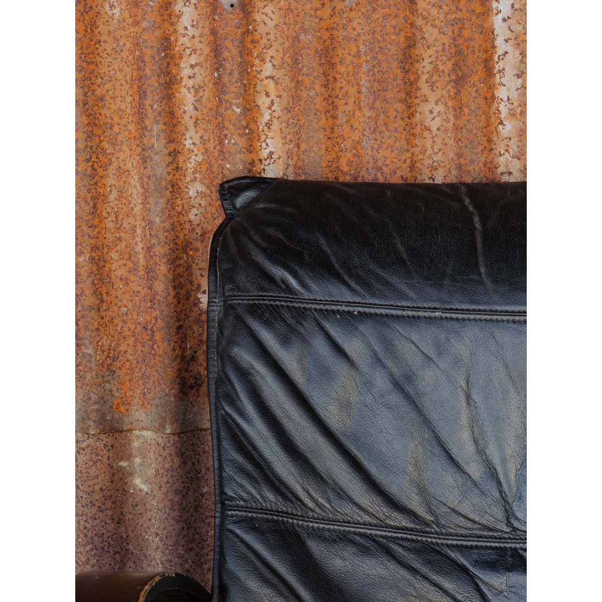 Canapé en bois et cuir noir Jacques N°147 - Bon état noir, DEBONGOUT