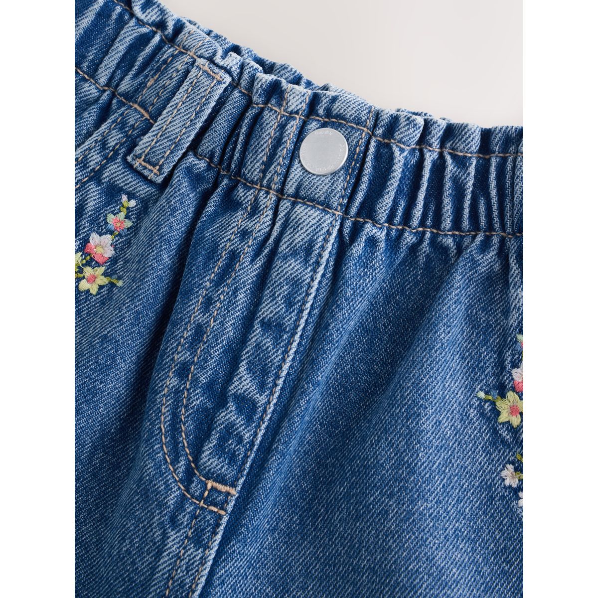 Short à enfiler fleur brodée denim bleu moyen, NEXT
