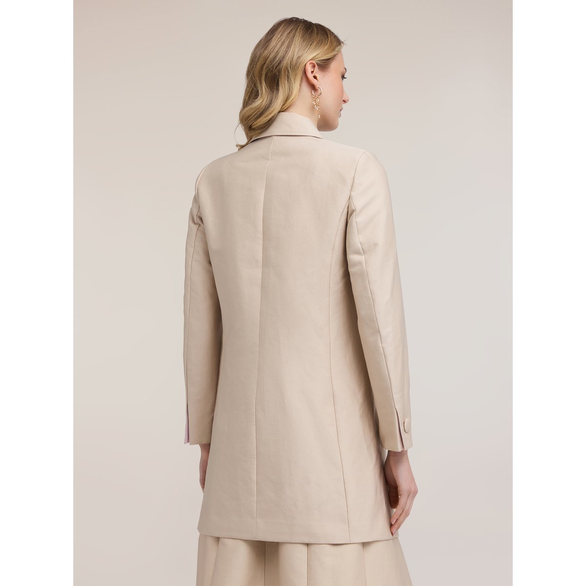 Manteau beige, MOTIVI