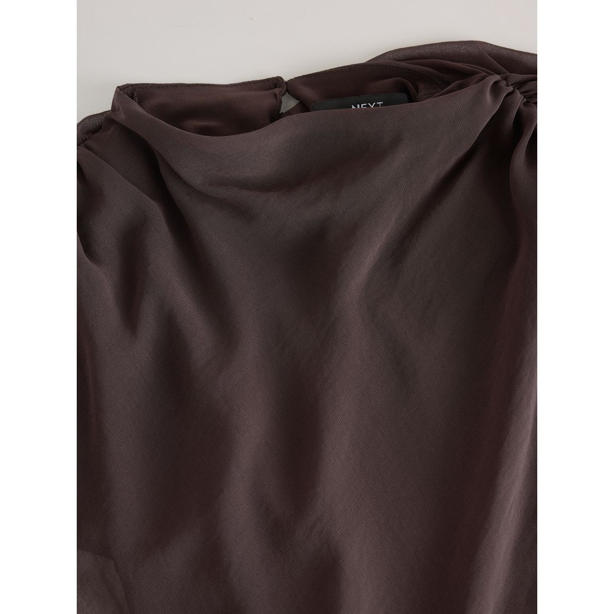 Haut effet cape à manches courtes et foulard marron chocolat, NEXT