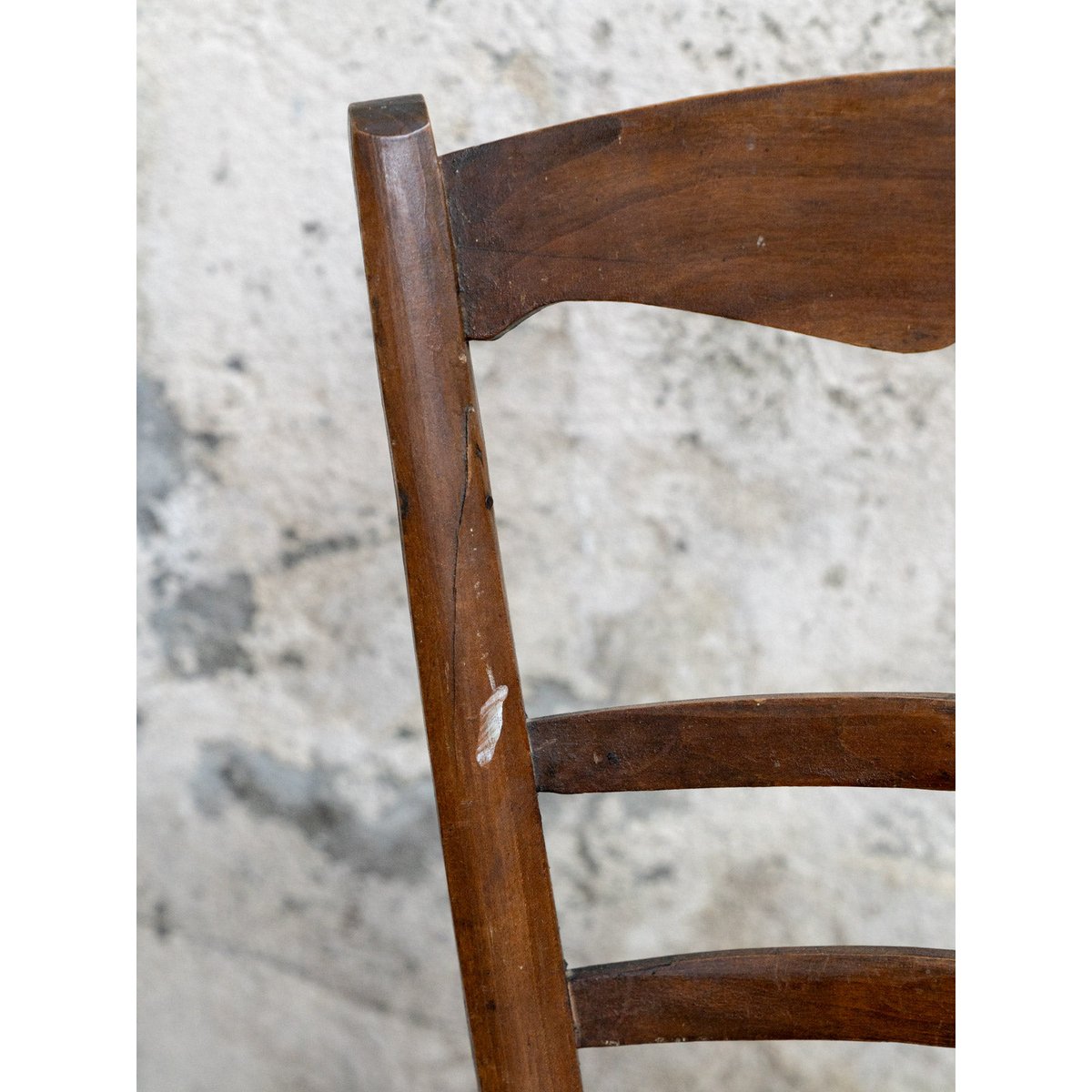 Paire de chaises sculptées en bois Claude N°1676 - Bon état bois foncé, DEBONGOUT