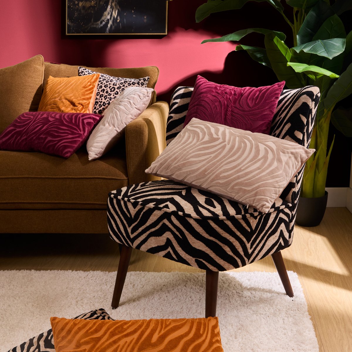 Fauteuil vintage en tissu imprimé piètement hévéa CHIARA camel, ATMOSPHERA