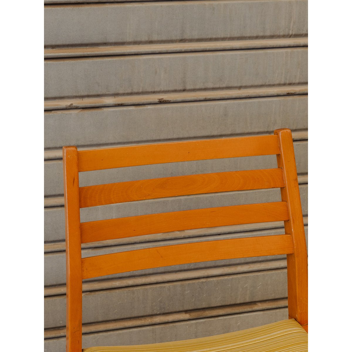 Paire de chaises en bois et tissu vert Alma N°2122 - Bon état bois foncé, DEBONGOUT