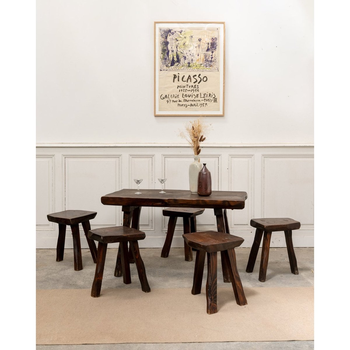Table brutaliste et ses cinq tabourets Ange N°25 - Bon état bois foncé, DEBONGOUT