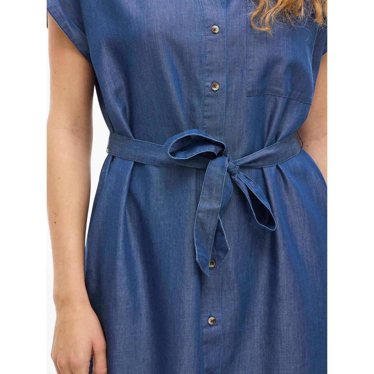 Robe courte en jean manches courtes et ceinturée bleu foncé, VILA