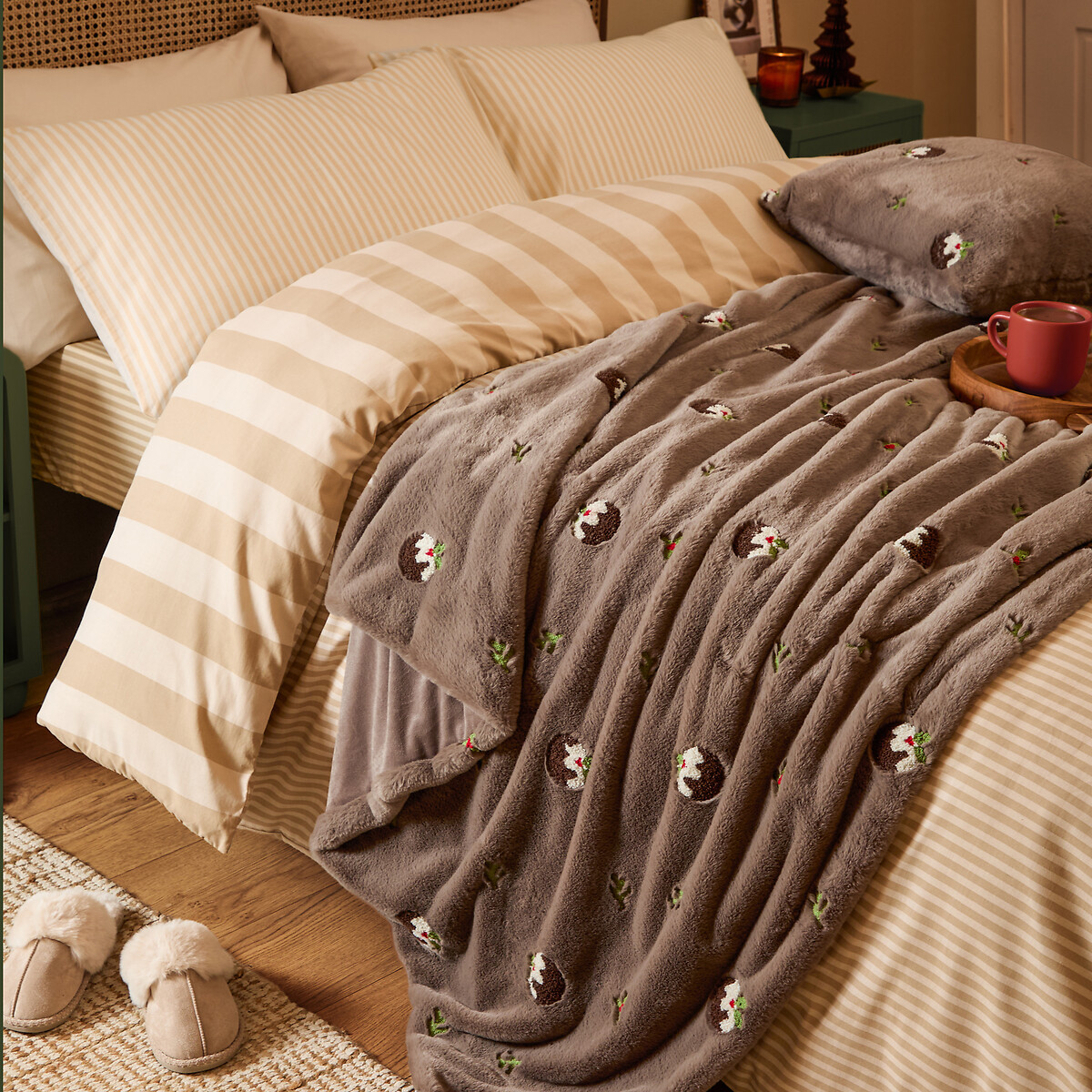 Festive Puddings Faux Fur Throw mocha, FURN.
