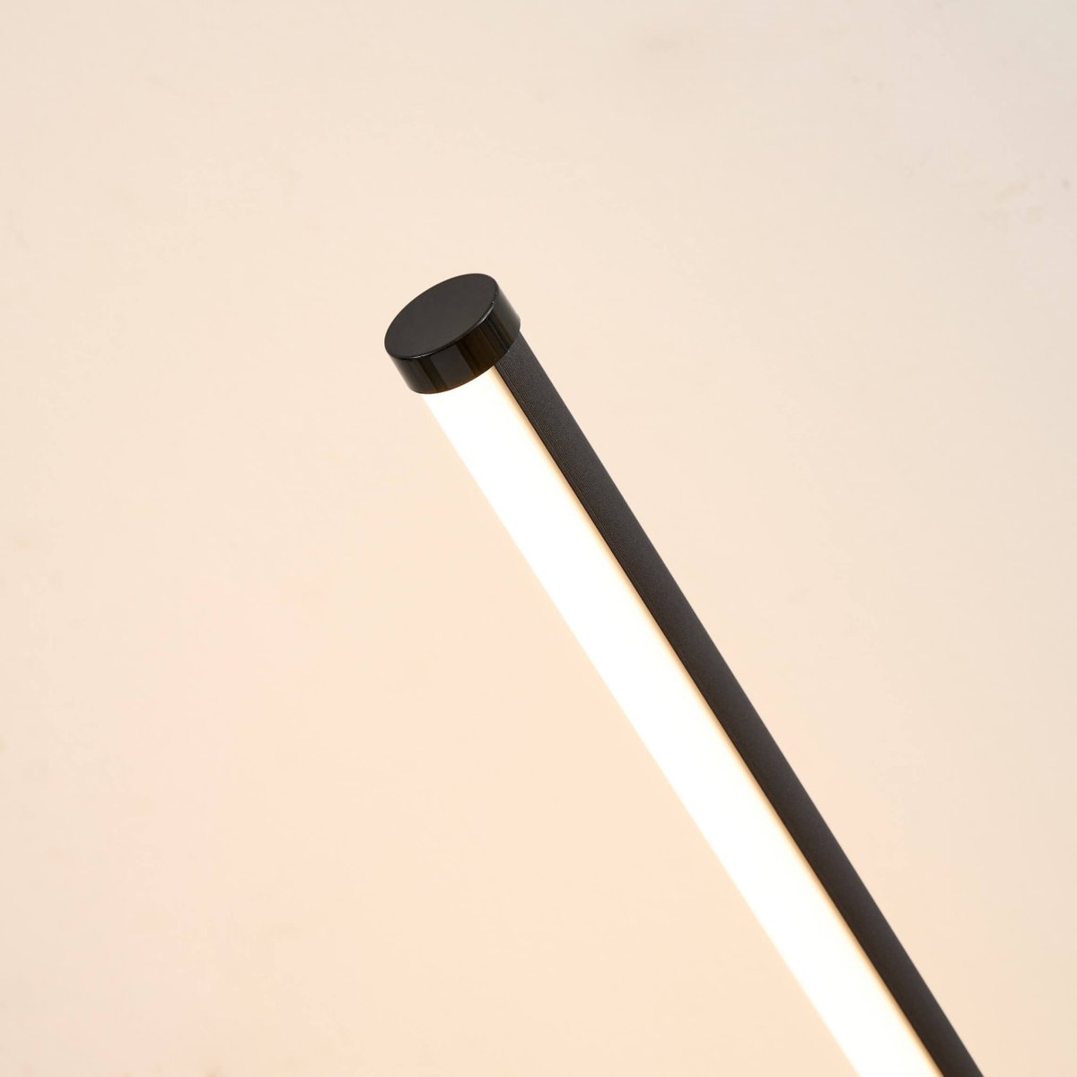 Lampadaire LED fin et minimaliste - SLOANE noir, KOSILUM