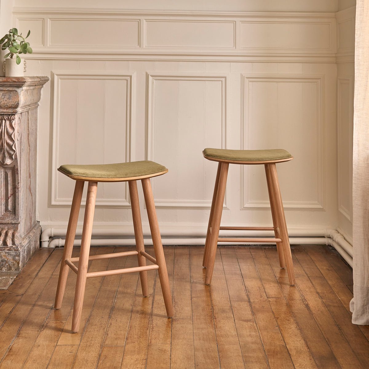 Lot de 2 tabourets de bar en teck massif et velours côtelé  AMBRE kaki, BERAH GETAH