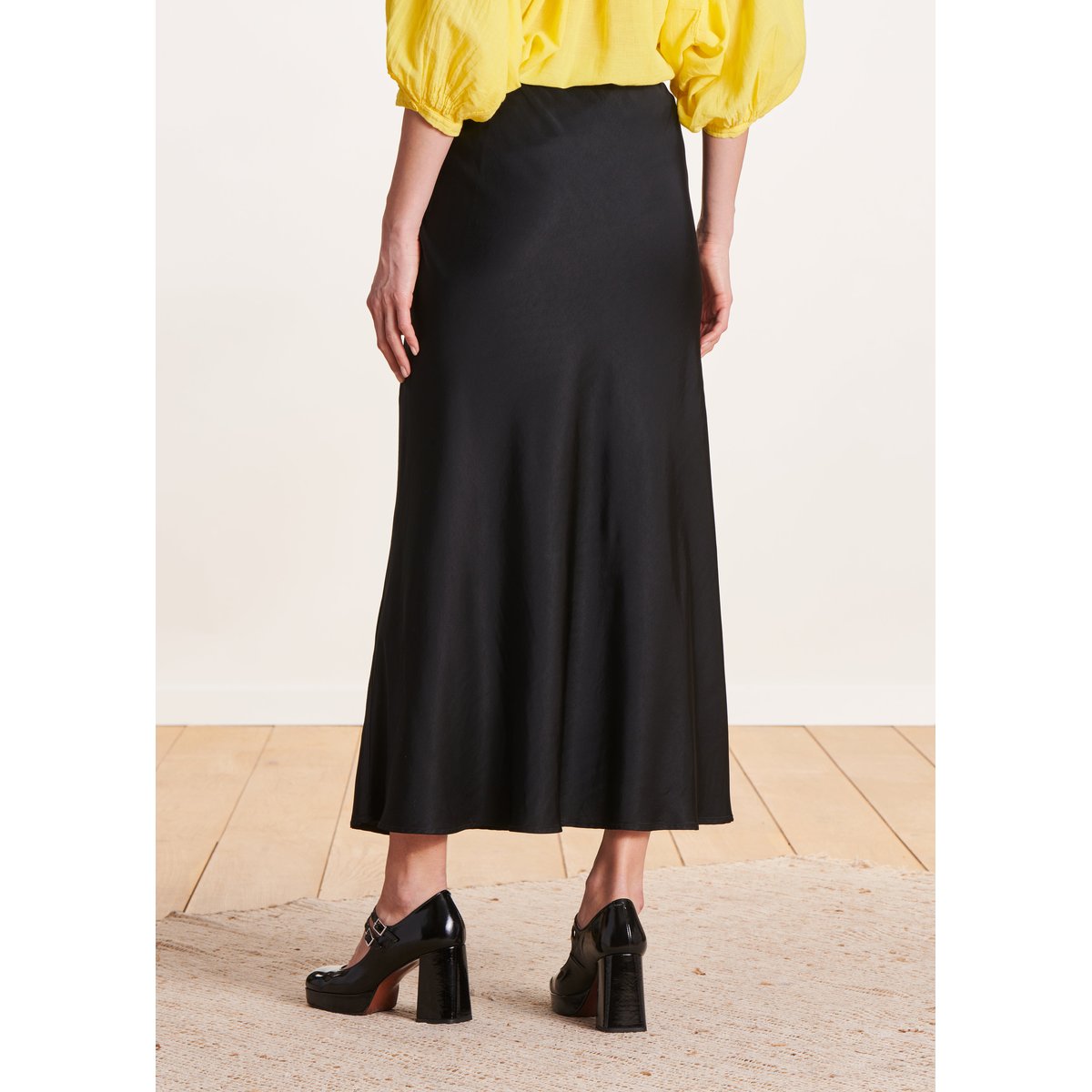 Jupe longue fluide en satin noir, LA FEE MARABOUTEE
