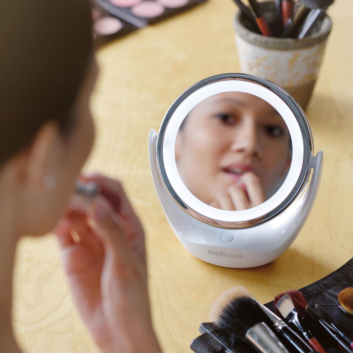 Miroir lumineux grossissant à piles couleur unique, MEDISANA