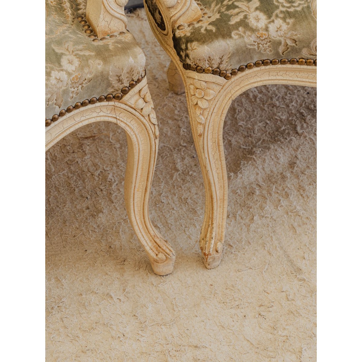 Paire de fauteuils en bois et tissu Ernest N°1617 - Bon état beige, DEBONGOUT