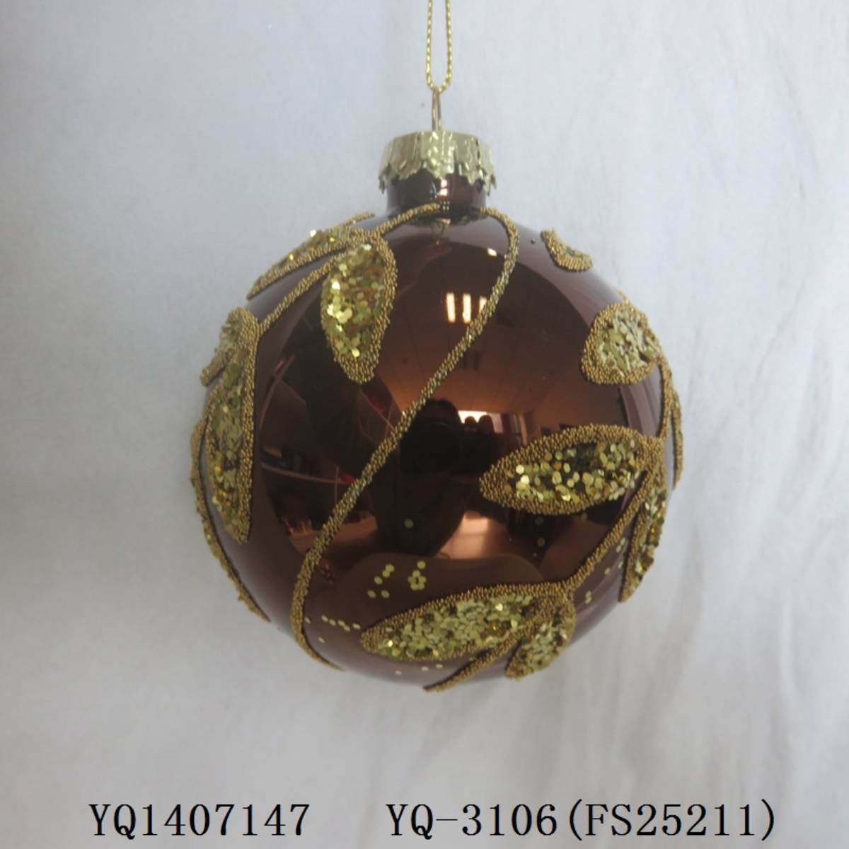 Boule de Noël en verre marron motif feuillage doré D. 80 mm marron, FEERIC LIGHTS & CHRISTMAS
