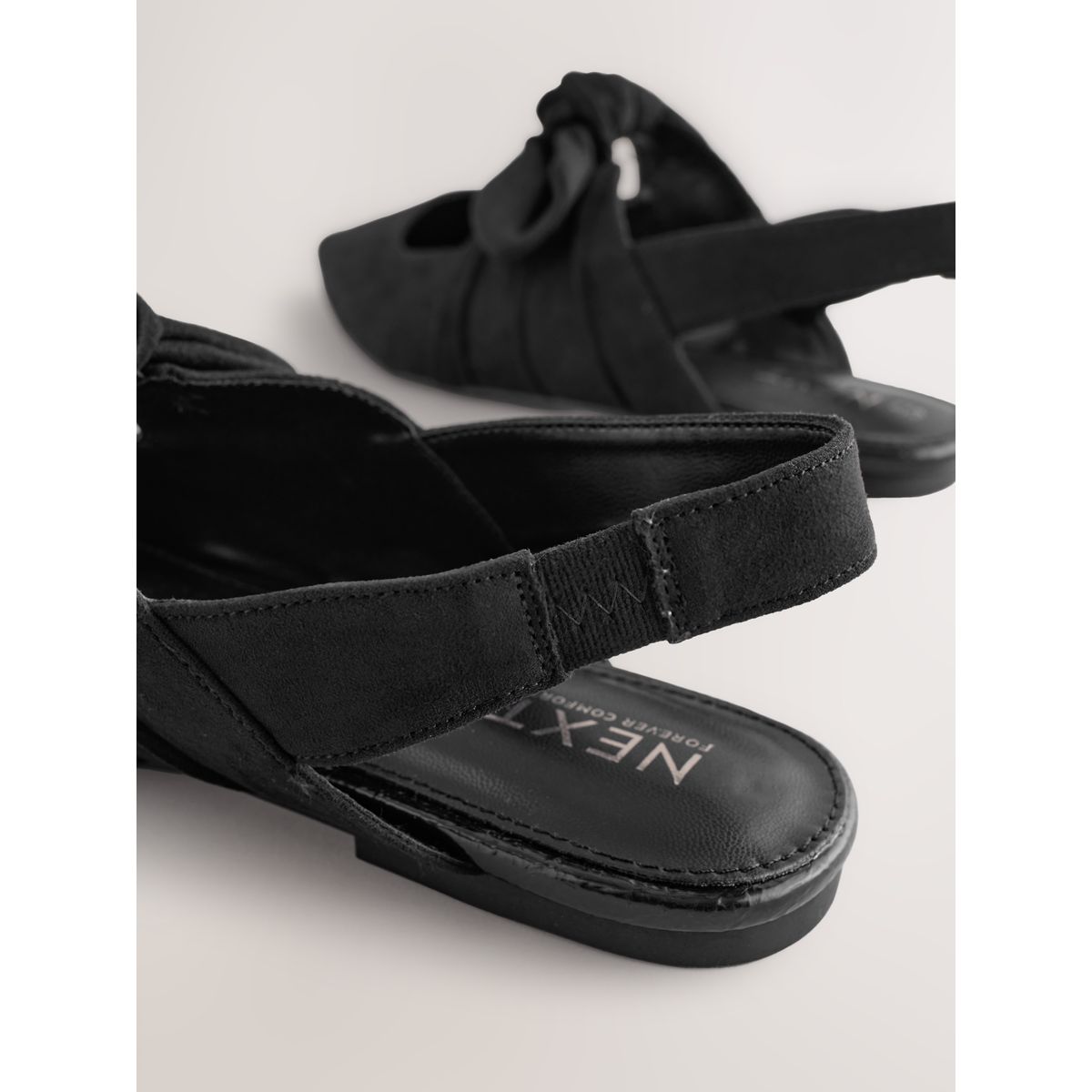 Chaussures plates à bride arrière/bout pointu noir, NEXT