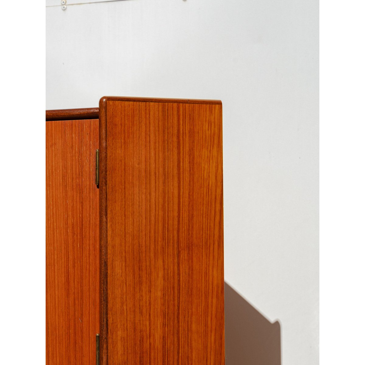 Grand buffet d'angle en bois Gilbert N°876 - Bon état bois foncé, DEBONGOUT
