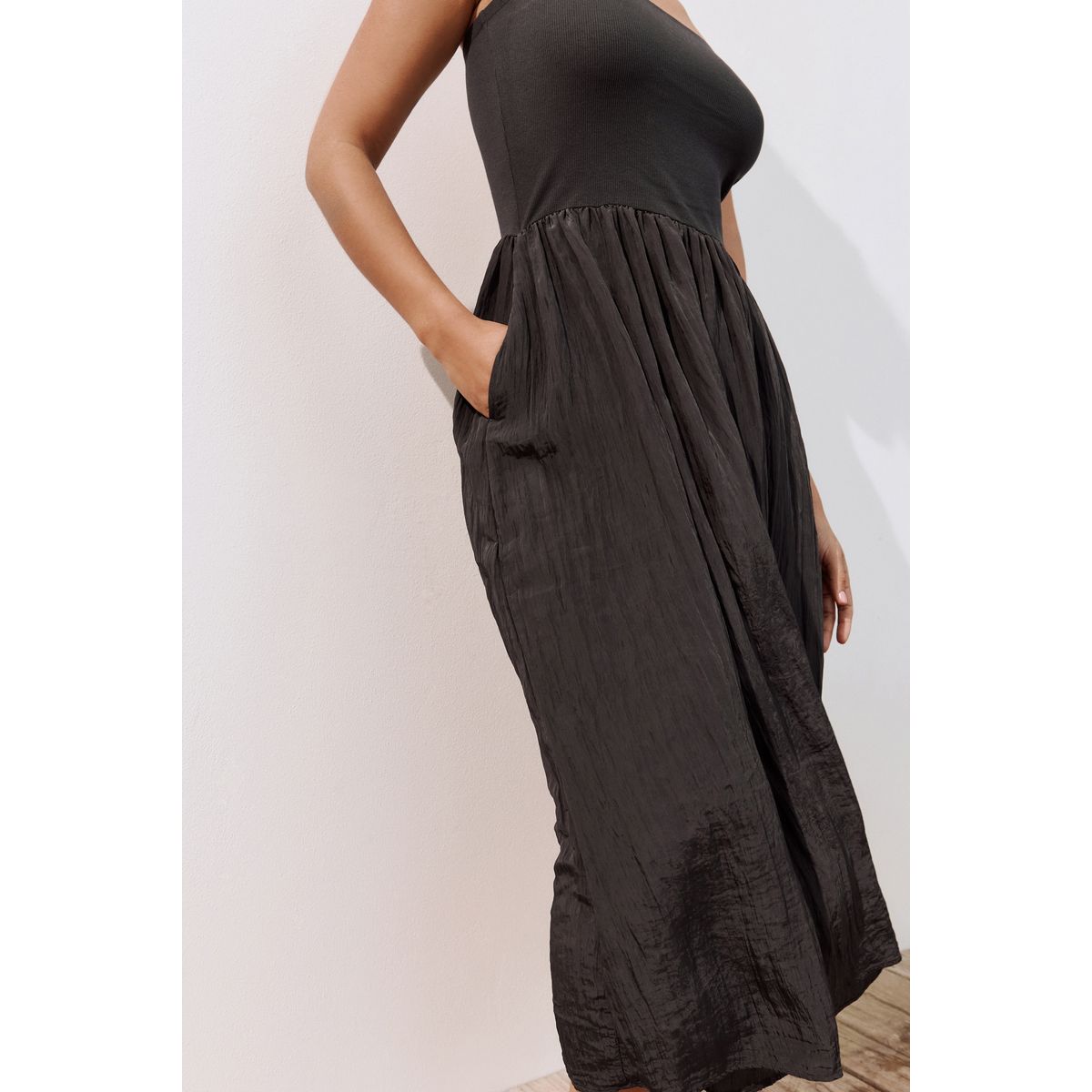Robe mi-longue bandeau en jersey tissé noir, NEXT