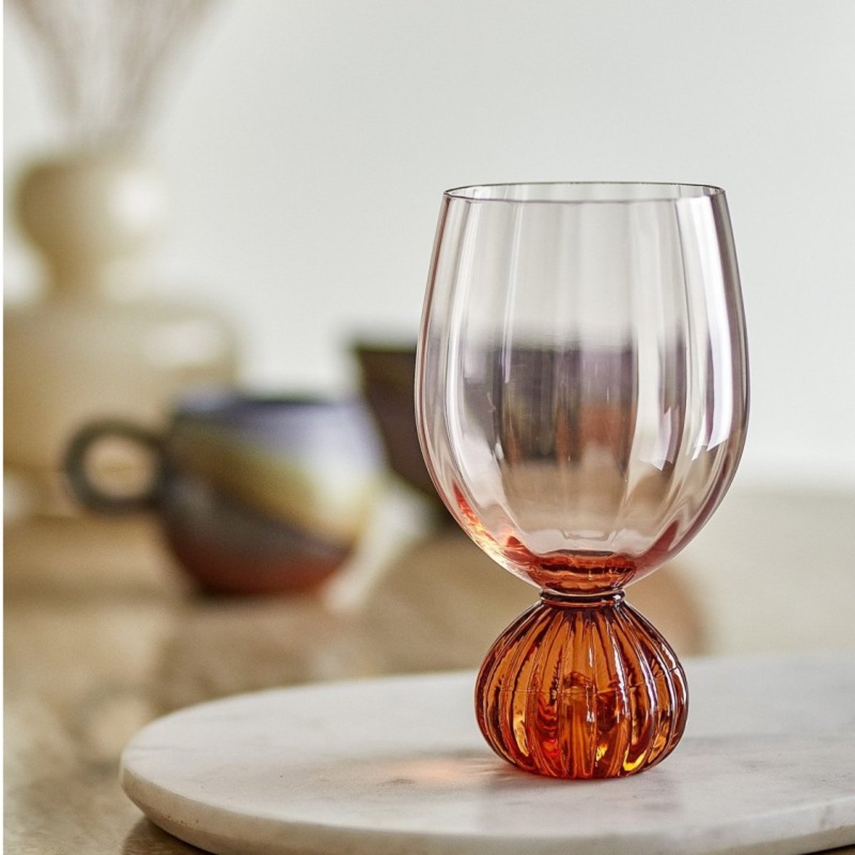 Verre à vin soufflé strié  TAURIN rose, BLOOMINGVILLE
