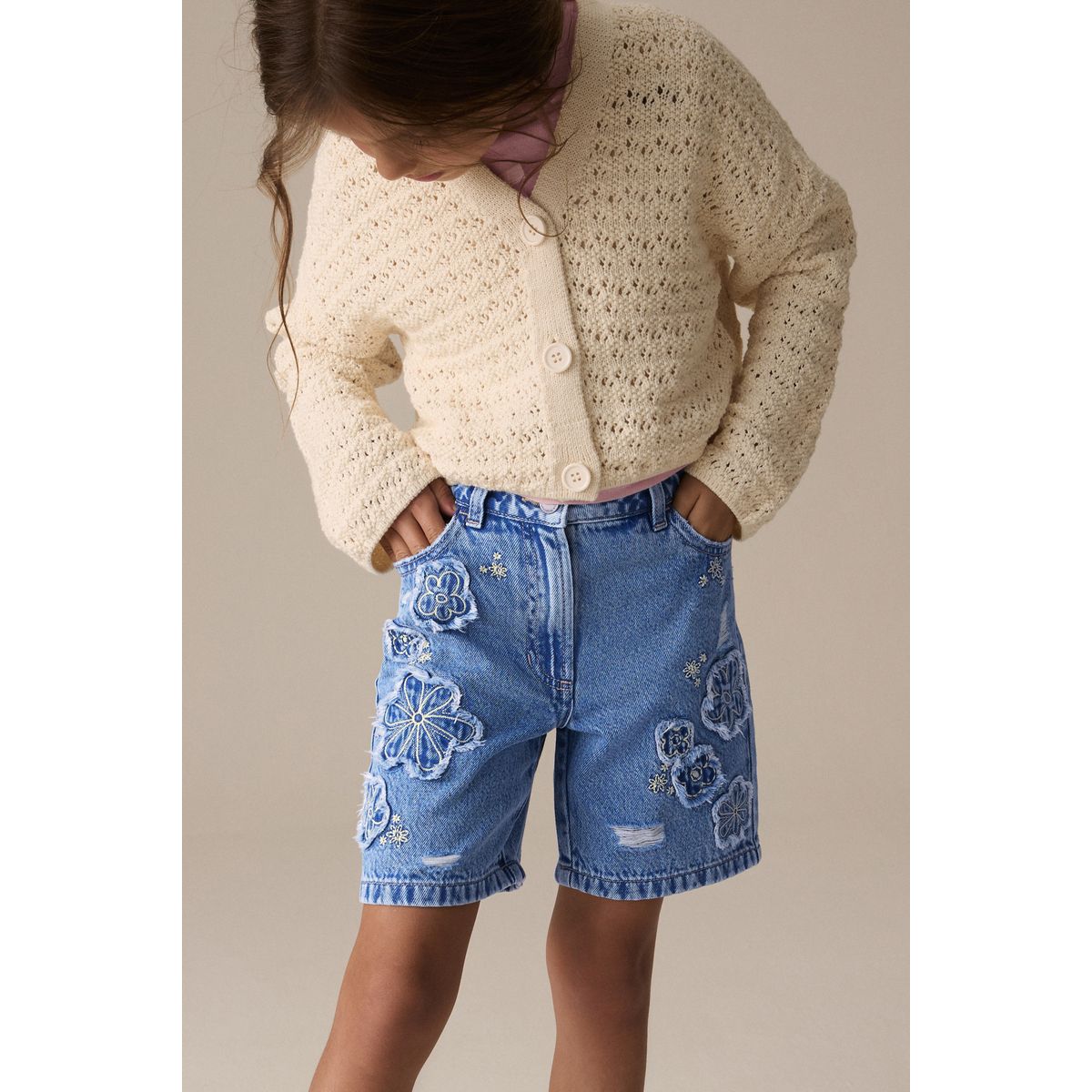 Short en denim avec fleurs au crochet jean, NEXT