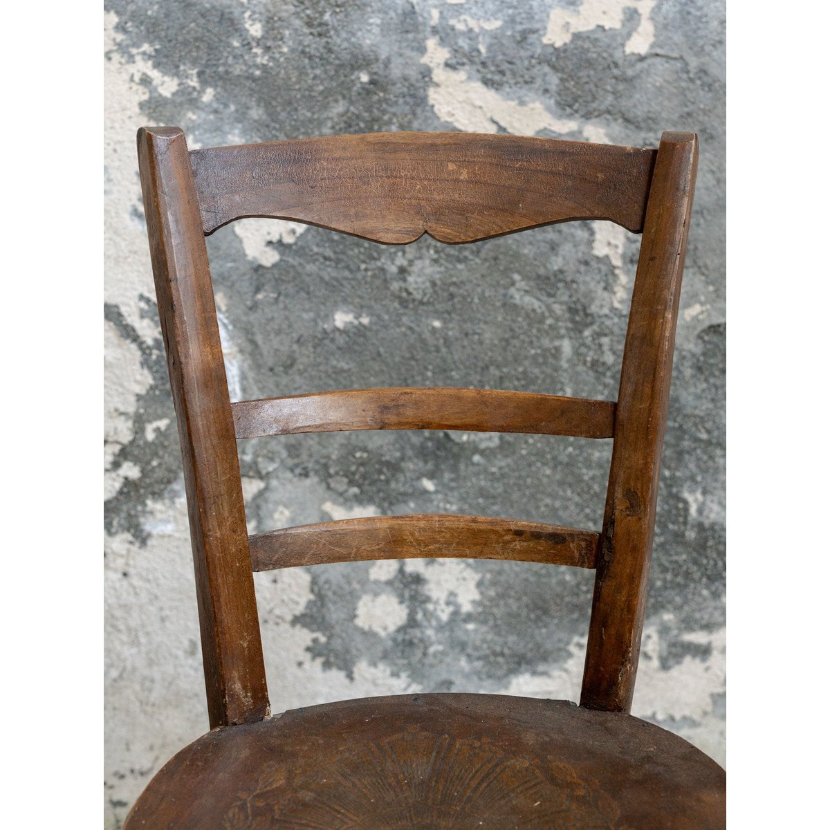Paire de chaises sculptées en bois Claude N°1676 - Bon état bois foncé, DEBONGOUT