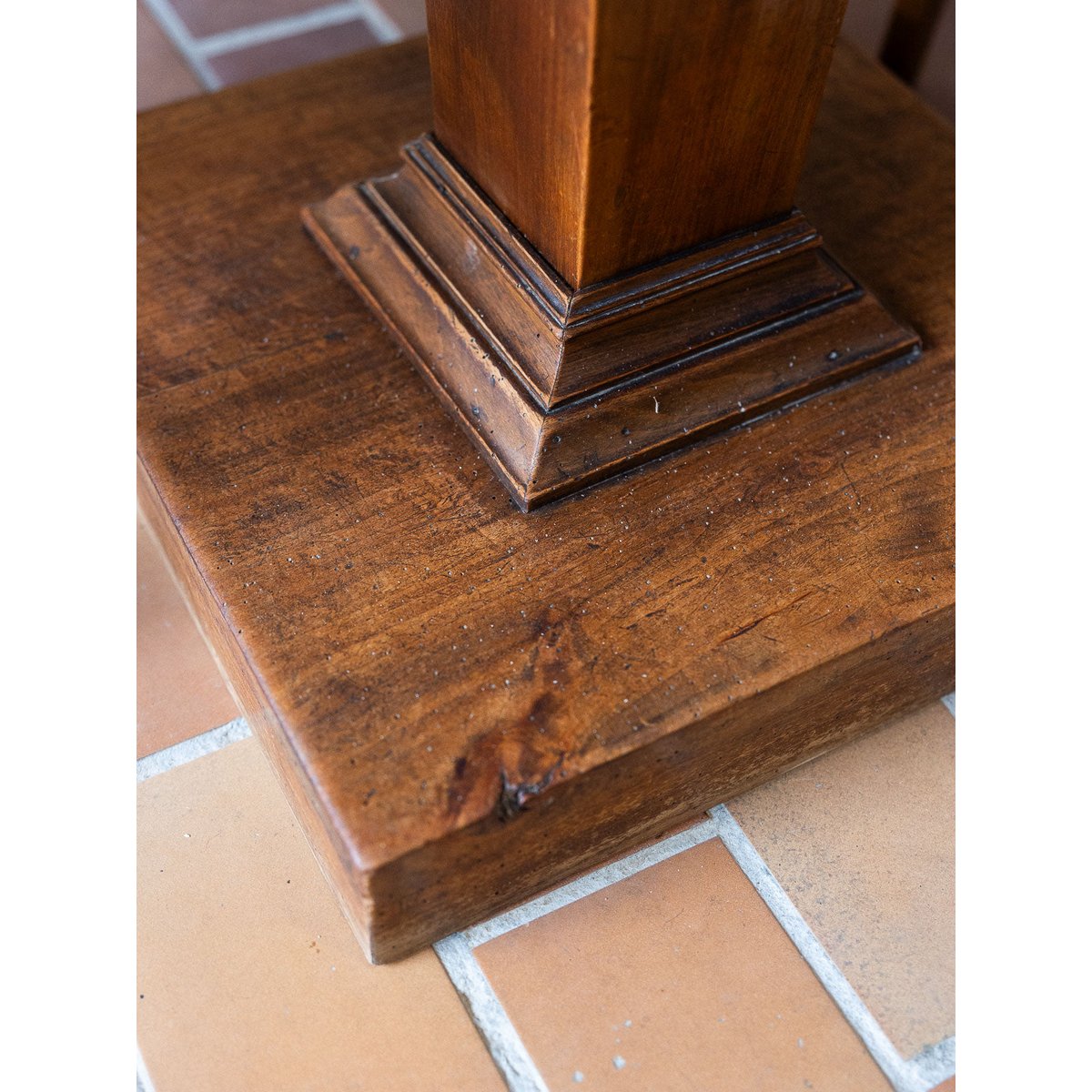 Mposante table à manger Romy N°1465 - Bon état marron, DEBONGOUT