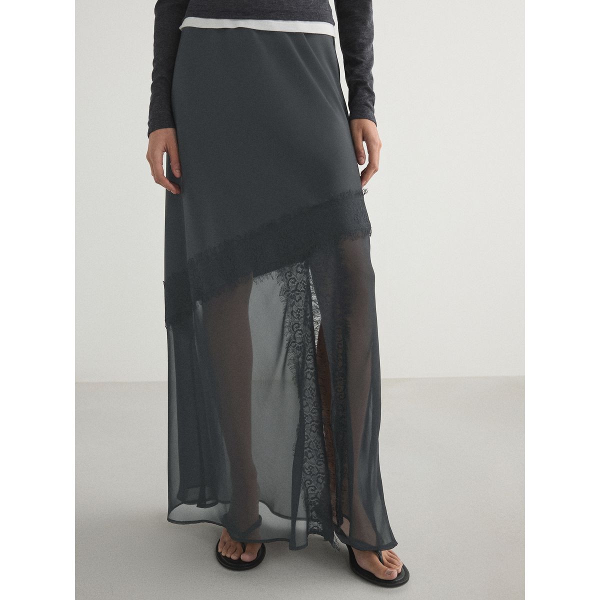 Jupe mi-longue en satin et mesh à dentelle gris, NEXT