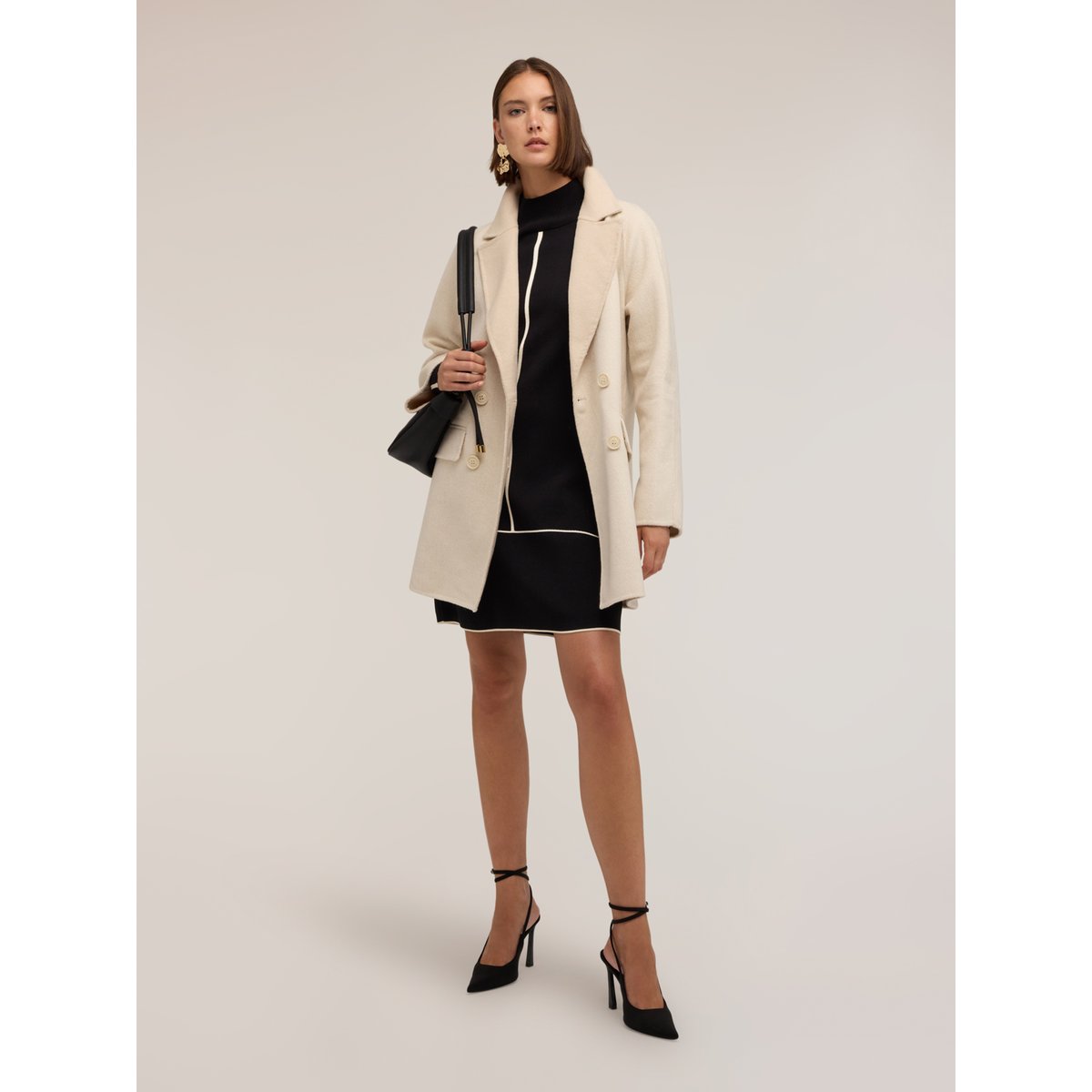 Manteau croisé blanc, MOTIVI