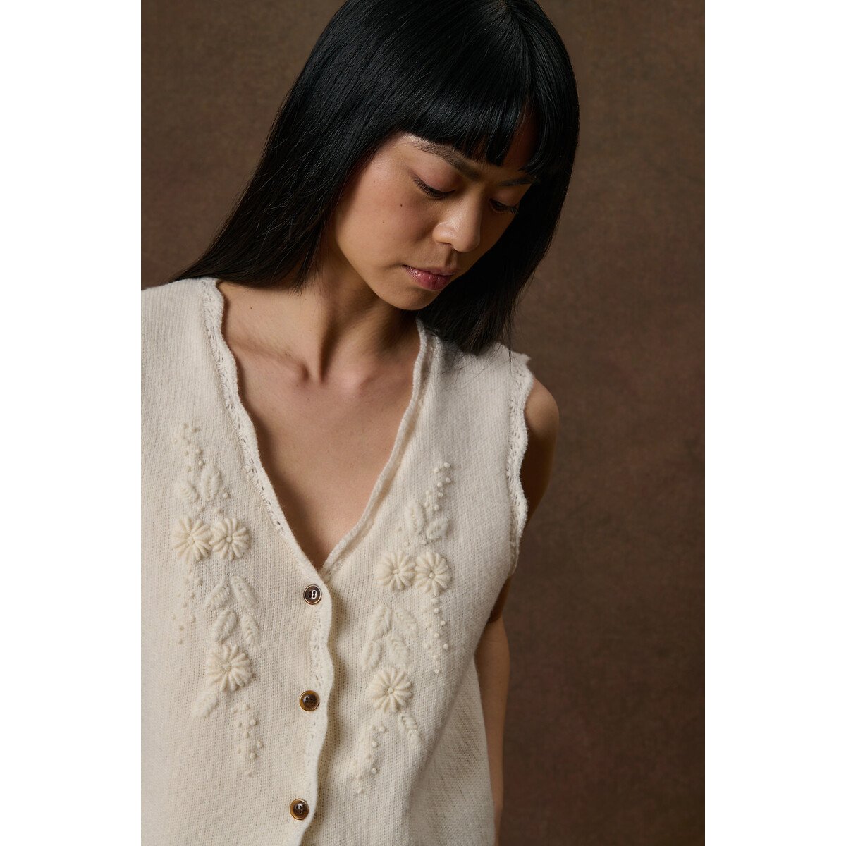 Cardigan de malha sem mangas com decote em V e bordado, SAYAM creme, LOUISE MISHA