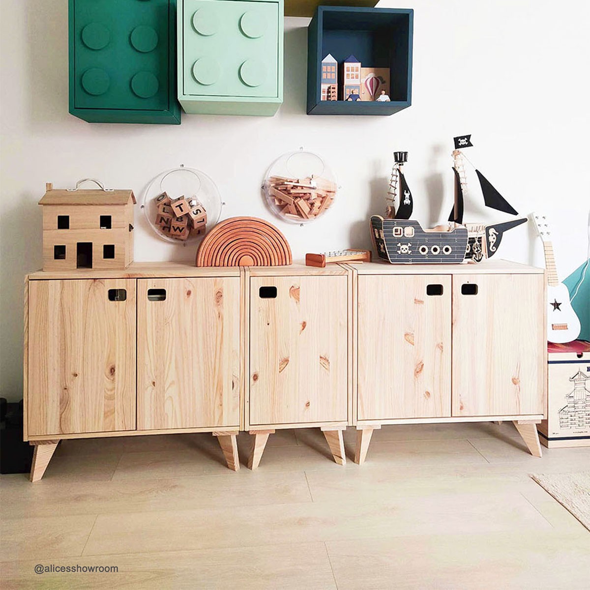 Meuble 1 porte en pin massif avec 1 tablette réglable en hauteur - L37 x H53,5 cm bois clair, CALICOSY